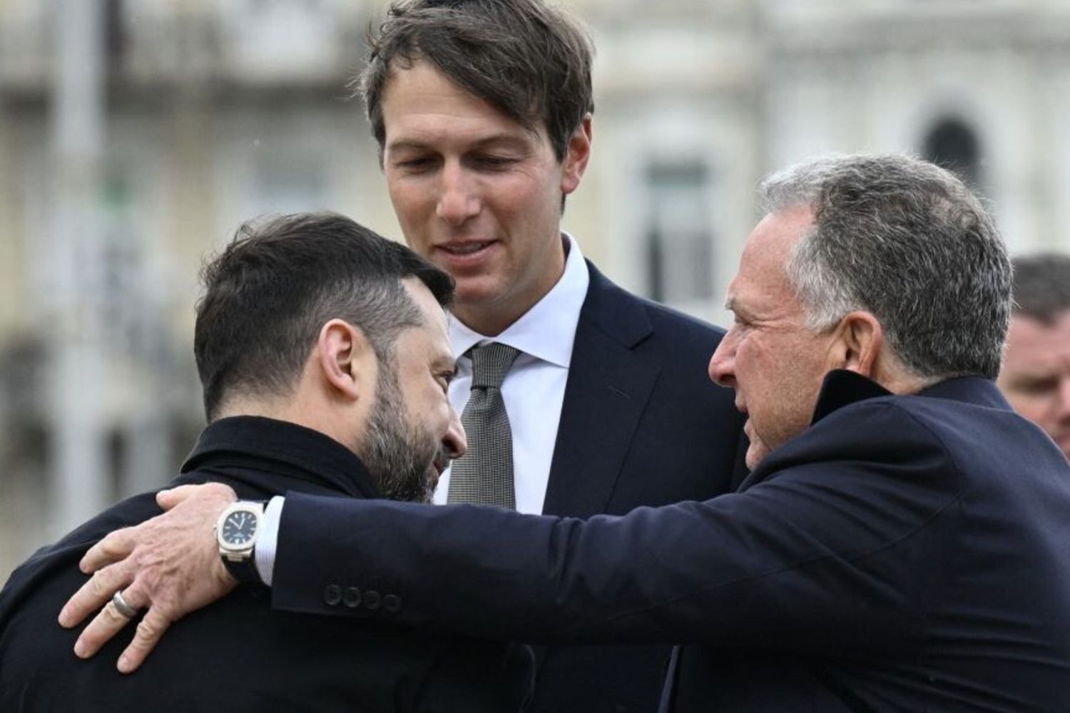 Il presidente ucraino Volodymyr Zelensky (a sinistra) accoglie gli inviati speciali statunitensi Steve Witkoff (a destra) e Jared Kushner (al centro)
