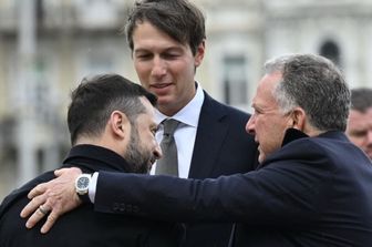 Il presidente ucraino Volodymyr Zelensky (a sinistra) accoglie gli inviati speciali statunitensi Steve Witkoff (a destra) e Jared Kushner (al centro)
