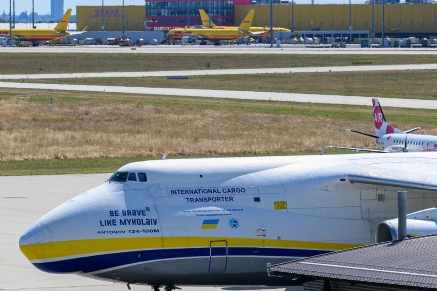 Un Antonov ucraino parcheggiato all'aeroporto di Lipsia/Halle
