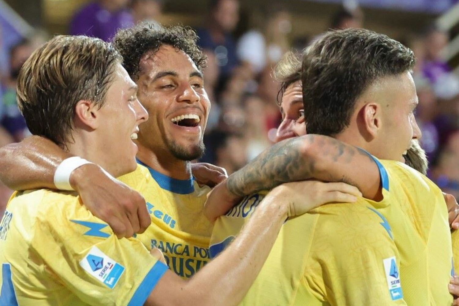 Antonio Raimondo attaccante del Frosinone festeggiato dai compagni di squadra