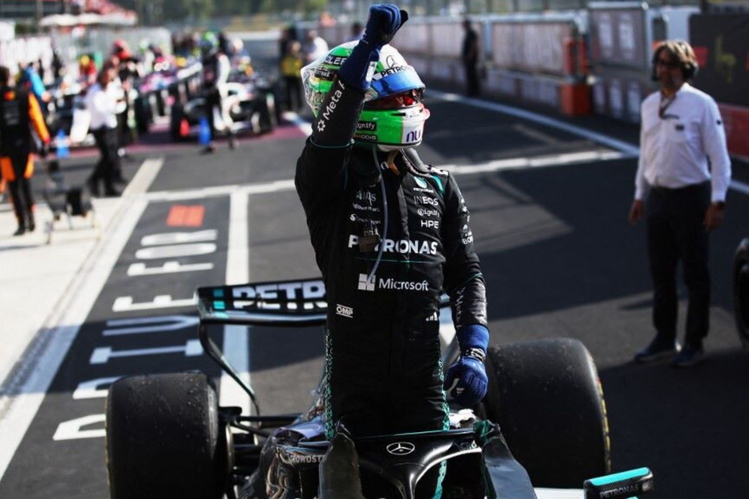 Kimi Antonelli esulta dopo la strabiliante vittoria al Gp di Monza