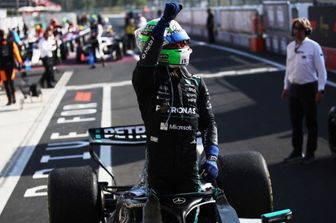 Kimi Antonelli esulta dopo la strabiliante vittoria al Gp di Monza