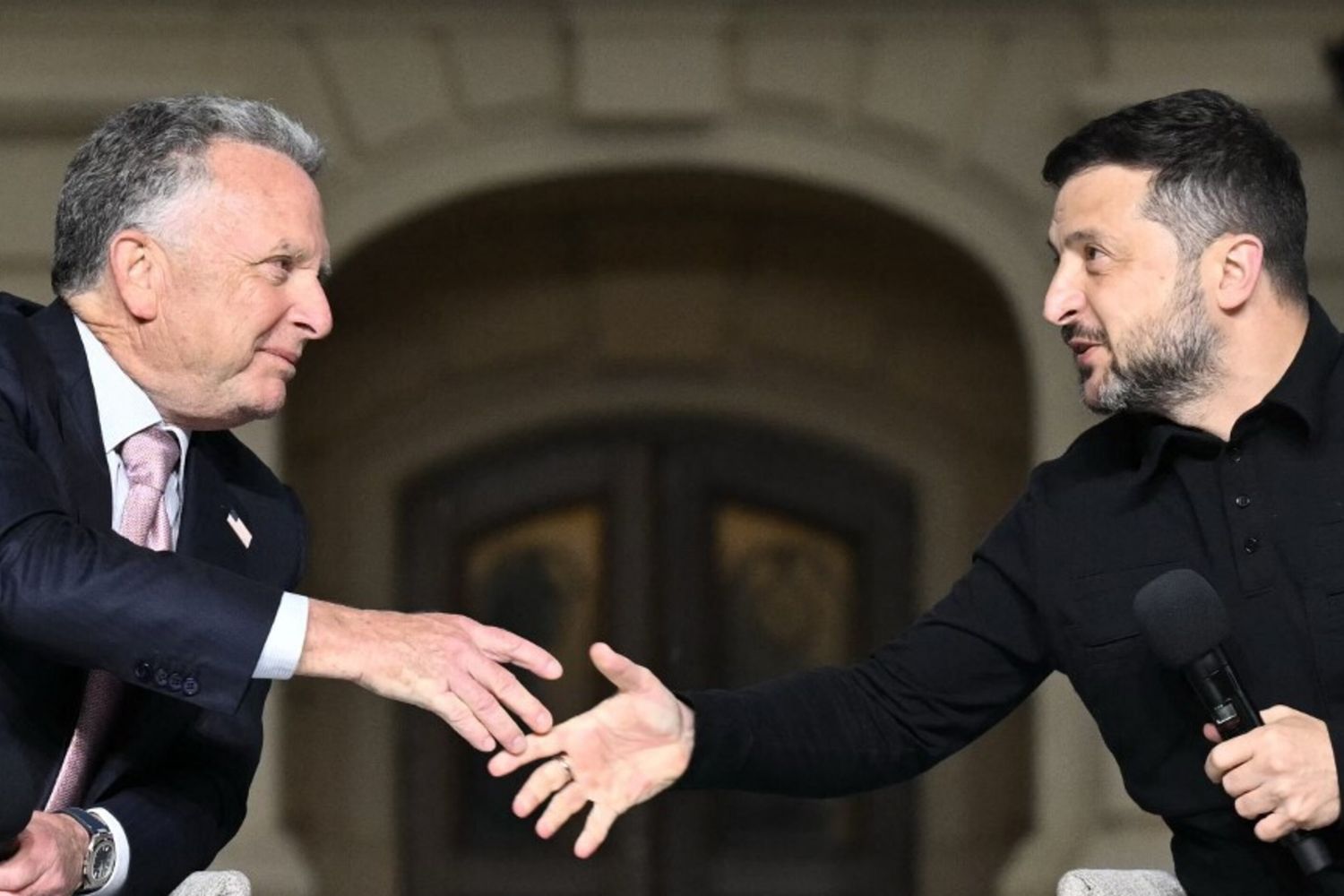 Zelensky stringe la mano all'inviato speciale statunitense Steve Witkoff