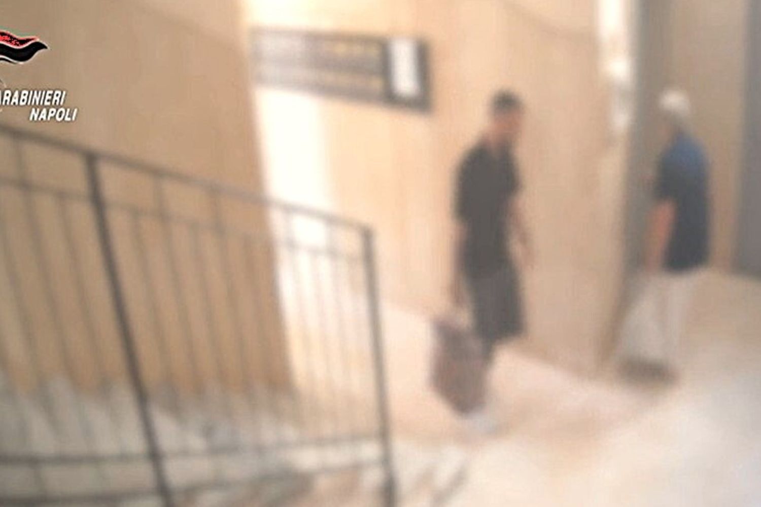 Il rapinatore seriale di Scampia ripreso dalle telecamere del palazzo