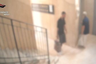Il rapinatore seriale di Scampia ripreso dalle telecamere del palazzo
