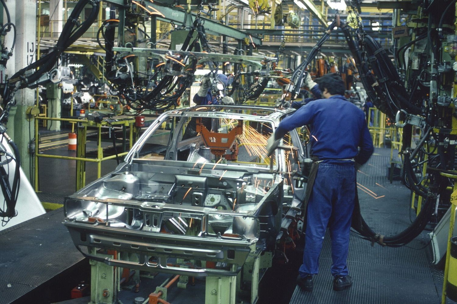 Operaio al lavoro in una fabbrica Volkswagen