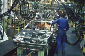 Operaio al lavoro in una fabbrica Volkswagen