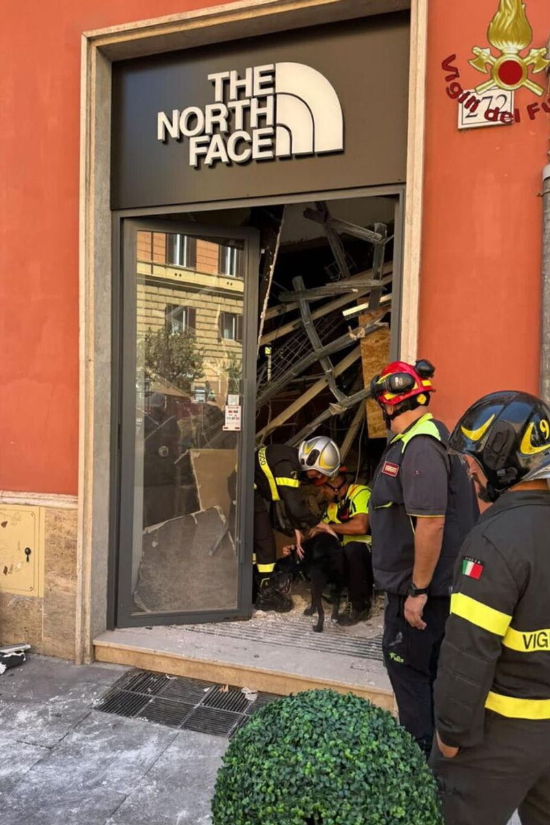 Vigili del fuoco intervenuti per il crollo del solaio in un negozio a Roma