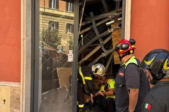 Vigili del fuoco intervenuti per il crollo del solaio in un negozio a Roma