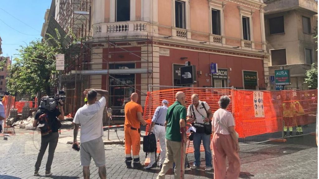 Crolla un solaio di un negozio nel centro di Roma - 7 settembre 2026