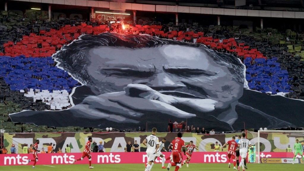 I tifosi della Stella Rossa formano una coreografia dedicata a Mladic durante la partita di calcio della Super Liga contro il Partizan, il 6 settembre 2026