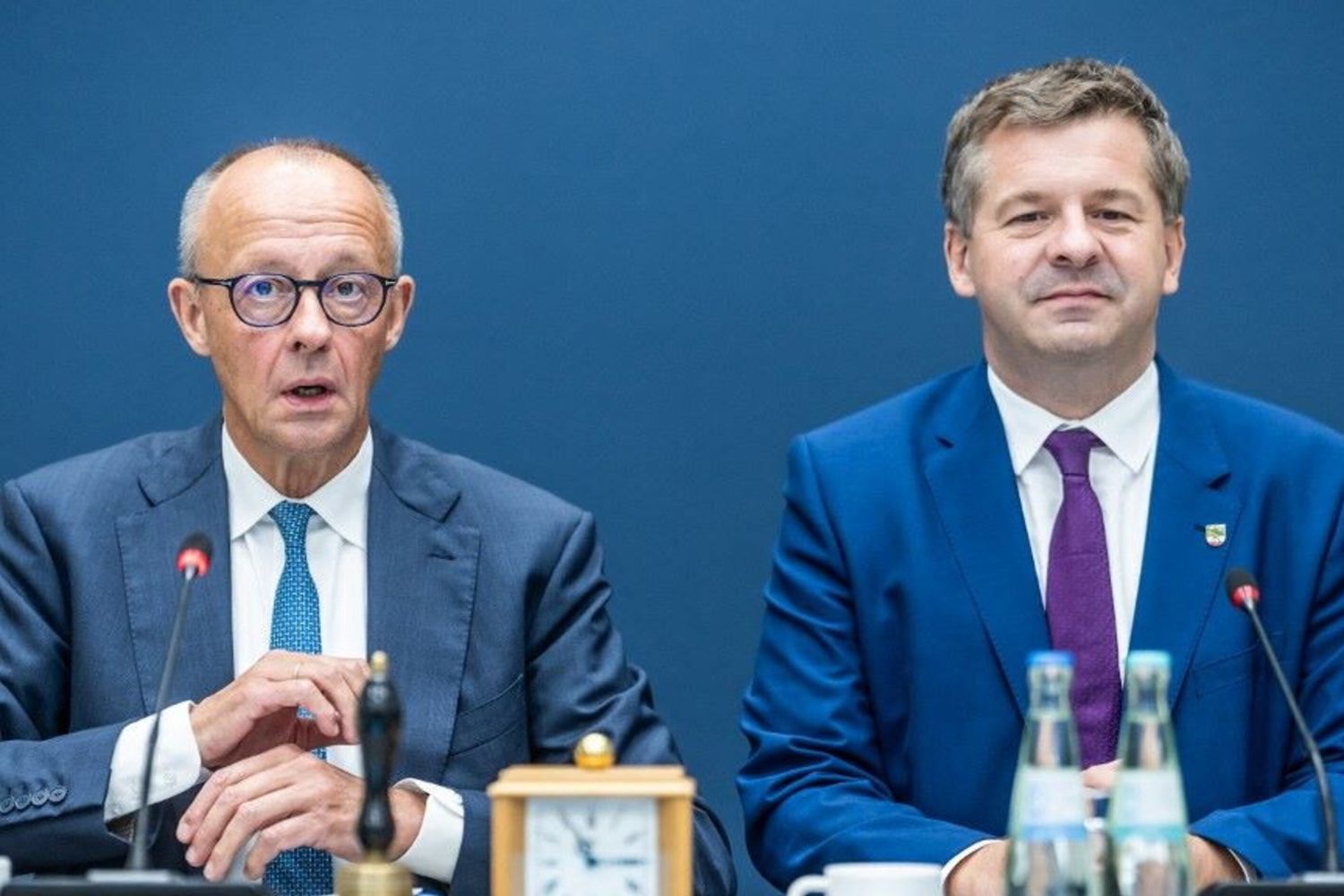 Il cancelliere Friedrich Merz (a sinistra) e Sven Schulze, ministro-presidente della Sassonia-Anhalt e presidente regionale della CDU in Sassonia-Anhalt, partecipano alla riunione del Comitato esecutivo federale della CDU presso la Casa Konrad Adenauer