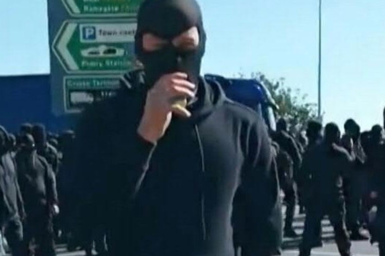 Proteste incappucciati a Dover