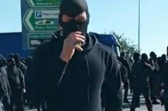Proteste incappucciati a Dover