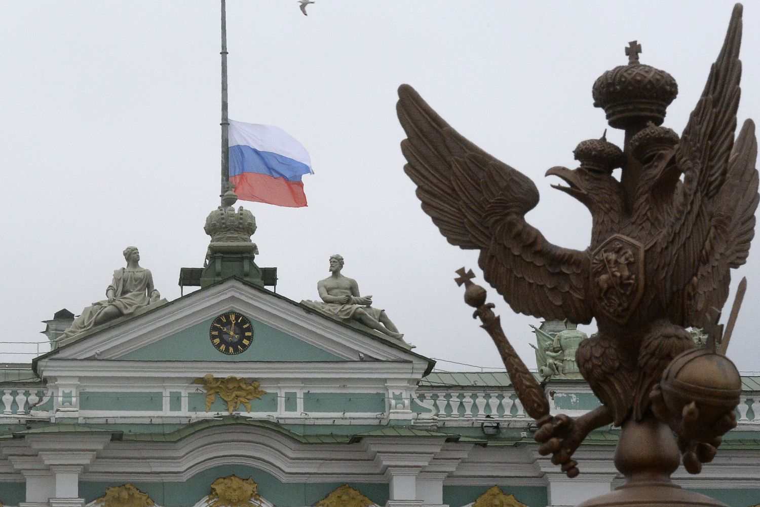 &nbsp;La bandiera nazionale russa a mezz'asta sullo State Hermitage Museum nel centro di San Pietroburgo (foto Afp)