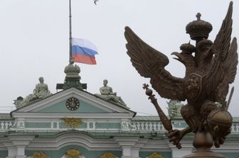&nbsp;La bandiera nazionale russa a mezz'asta sullo State Hermitage Museum nel centro di San Pietroburgo (foto Afp)