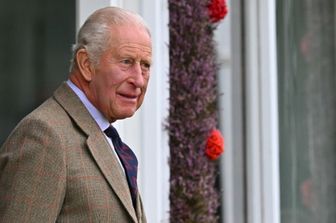 Re Carlo frena su Harry e Meghan: "Non saranno più Altezze Reali"