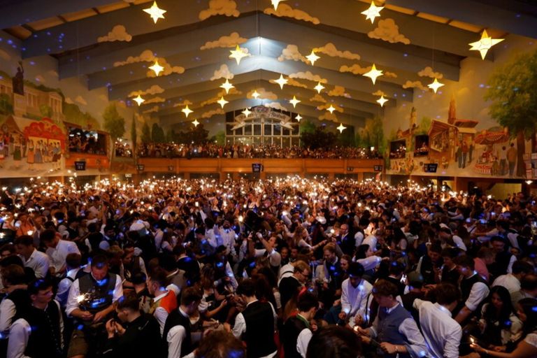 Cameriere, camerieri e visitatori in un tendone dell'Oktoberfest