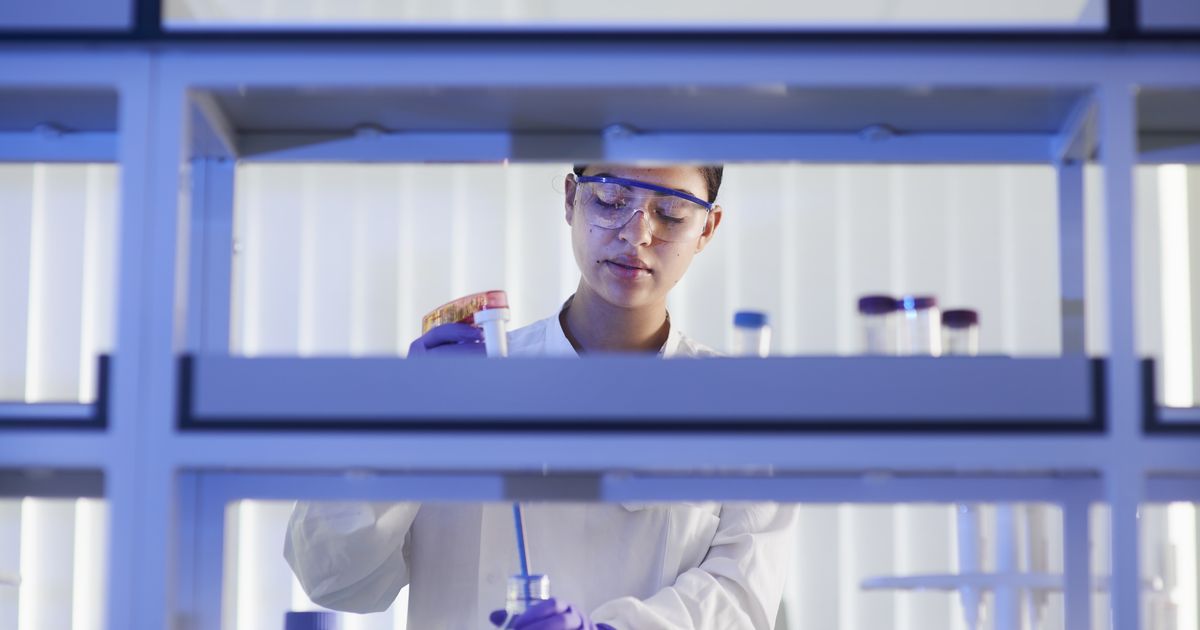 Parrucchieri e estetiste osservano la cute e le unghie, segnalando possibili segni di melanoma