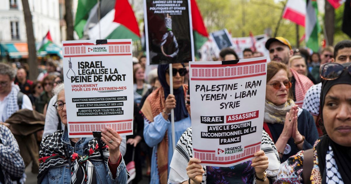 Manifestazione pro Palestina in piazza, con partecipanti e simboli di protesta, in un contesto di tensioni politiche e antisemitismo