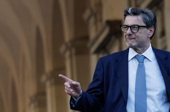 Giorgetti: "Mef neutrale sul risiko bancario. L'uscita da Mps quando il prezzo è migliore"