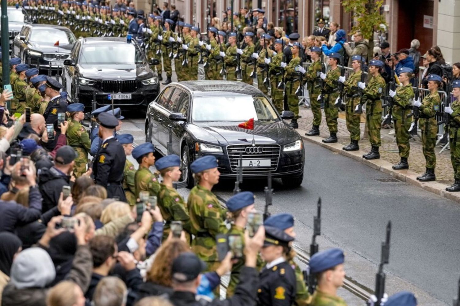 La Norvegia dà l'addio a re Harald, il "nonno della nazione"