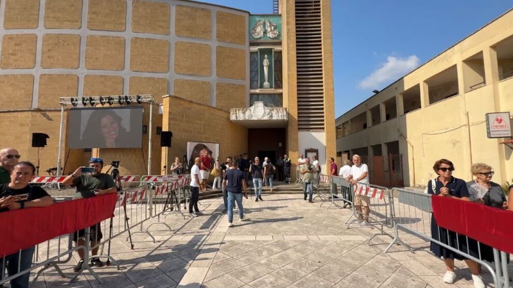 I funerali di Lorena Isceri a Squinzano