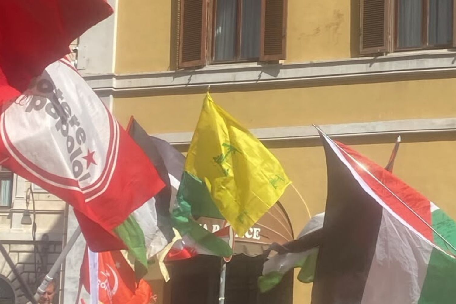La bandiera di Hezbollah di colore giallo in piazza Montecitorio