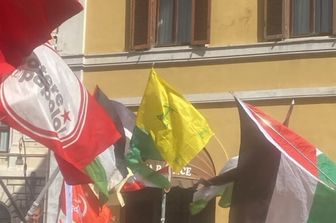 La bandiera di Hezbollah di colore giallo in piazza Montecitorio