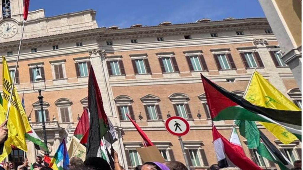Il sit in a Montecitorio