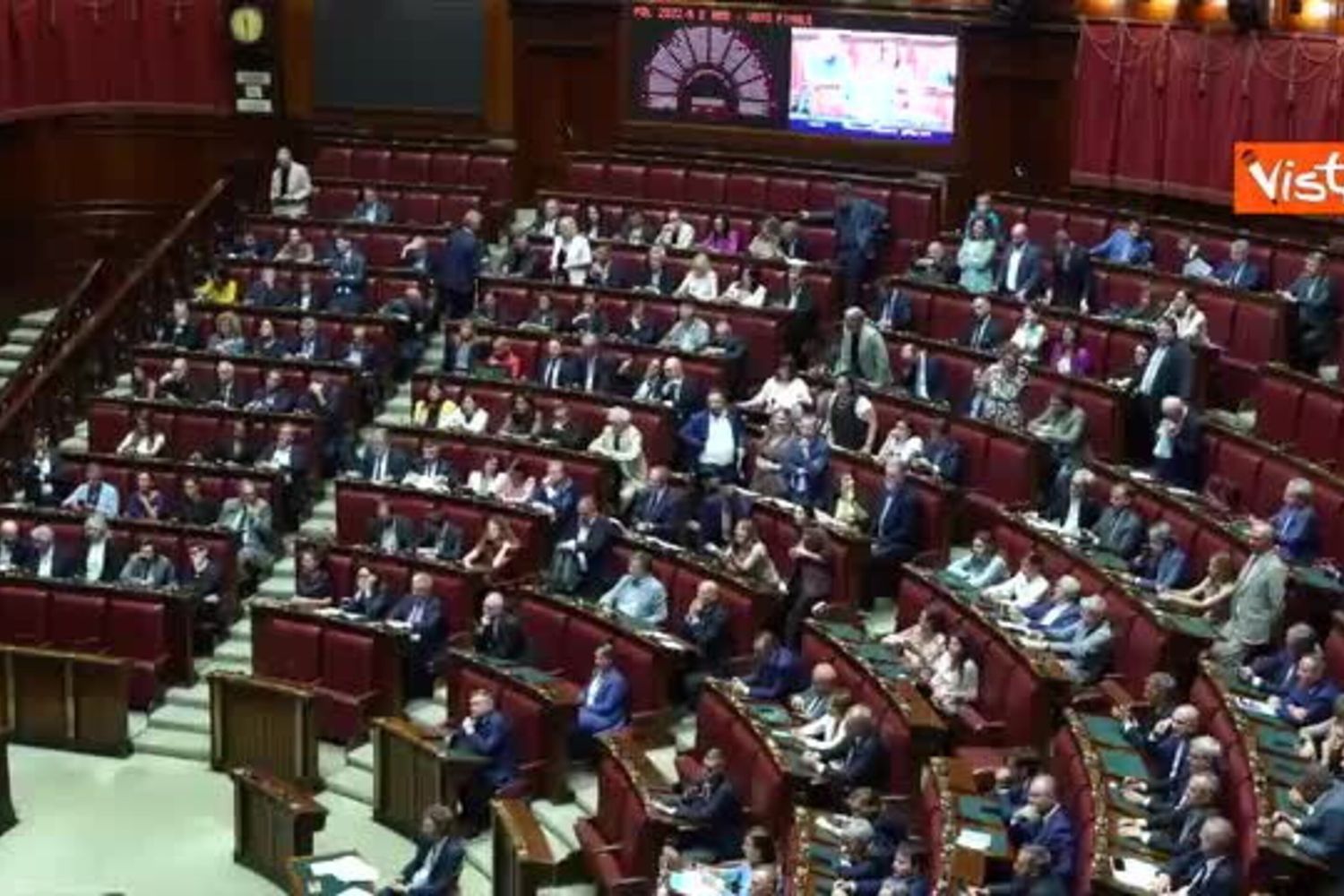 Legge elettorale, bagarre in Aula prima del voto. I cartelli delle opposizioni: "Meloni ha fallito"