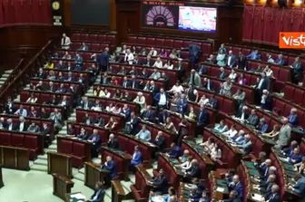 Legge elettorale, bagarre in Aula prima del voto. I cartelli delle opposizioni: "Meloni ha fallito"