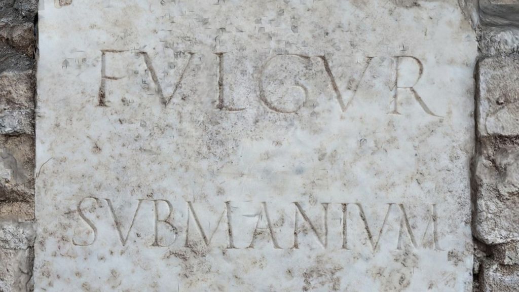 L'incisione 'FVLGVR SVBMANIVM' sull'epigrafe ritrovata a Villa Adriana