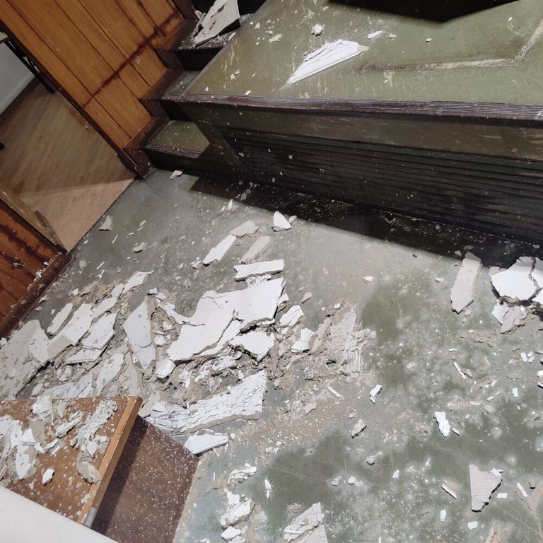 I calcinacci del tetto crollato nell'aula bunker di San Vittore