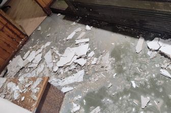 I calcinacci del tetto crollato nell'aula bunker di San Vittore