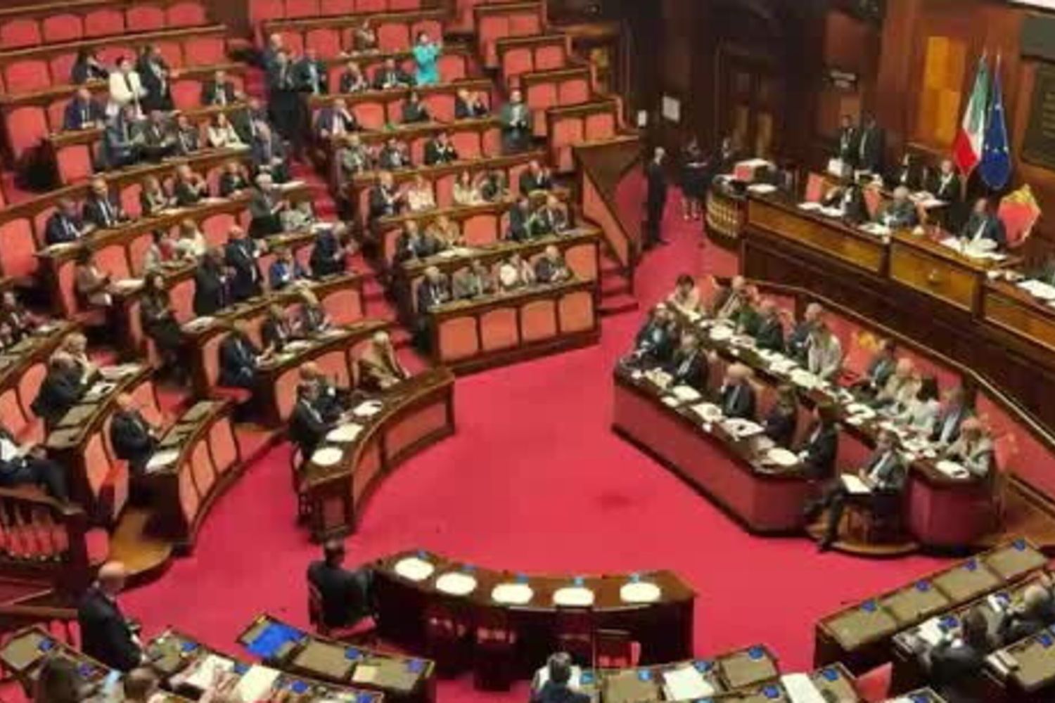 Standing ovation a Meloni dopo il suo intervento al Premier Time al Senato