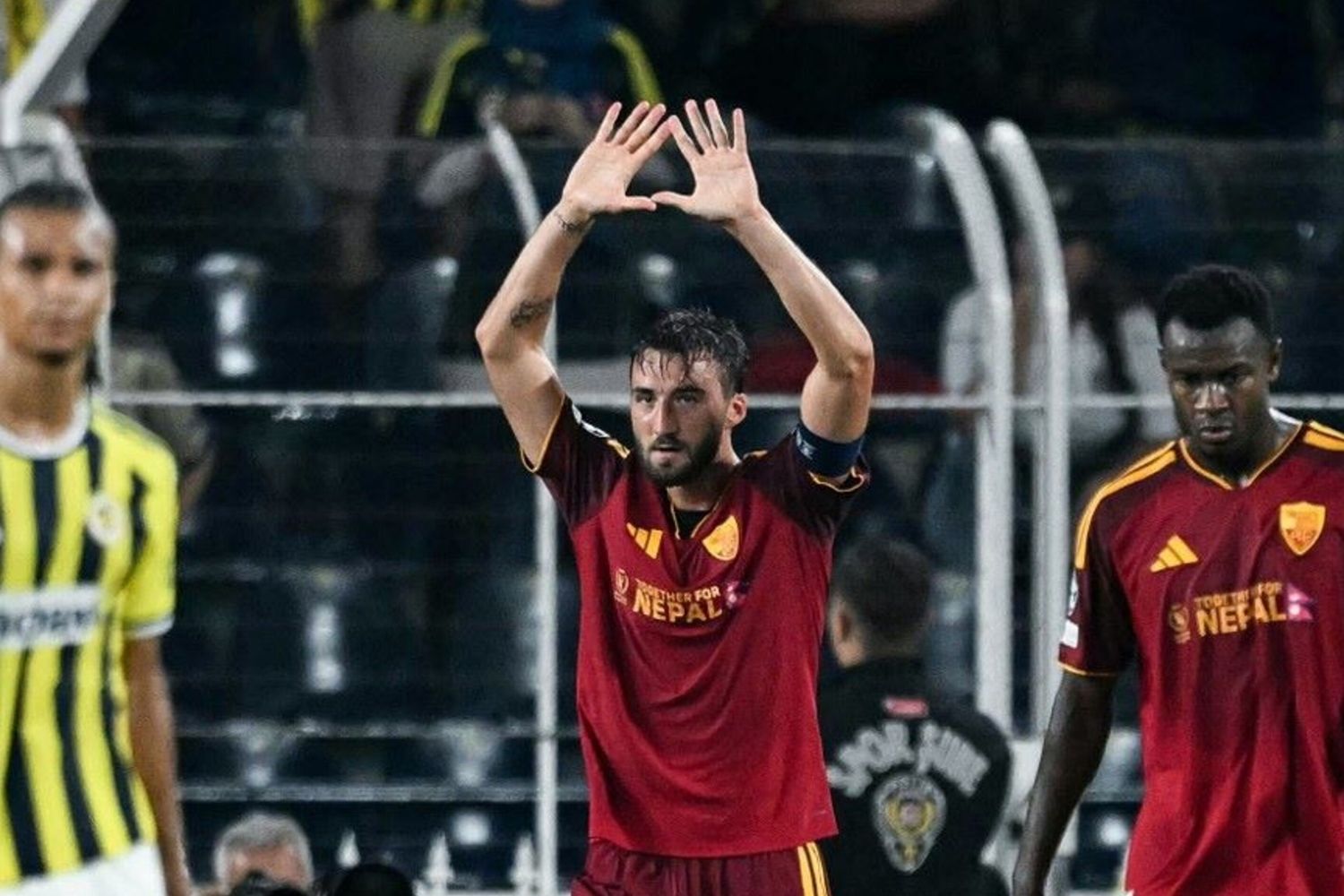 Il centrocampista della Roma Bryan Cristante festeggia dopo il gol del momentaneo vantaggio contro il Fenerbahce