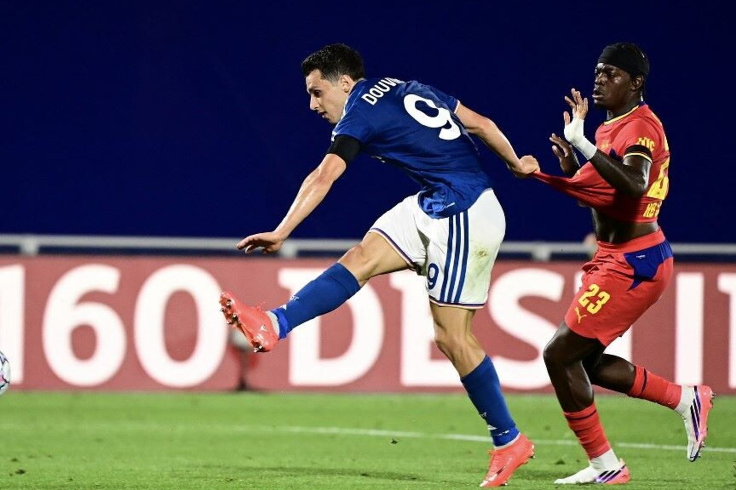L'attaccante del Como, Anastasios Douvikas autore del secondo gol nel debutto in Champions contro il Lipsia