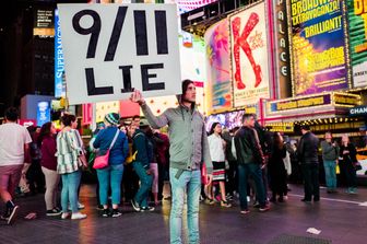 Un complottista a Times Square, New York