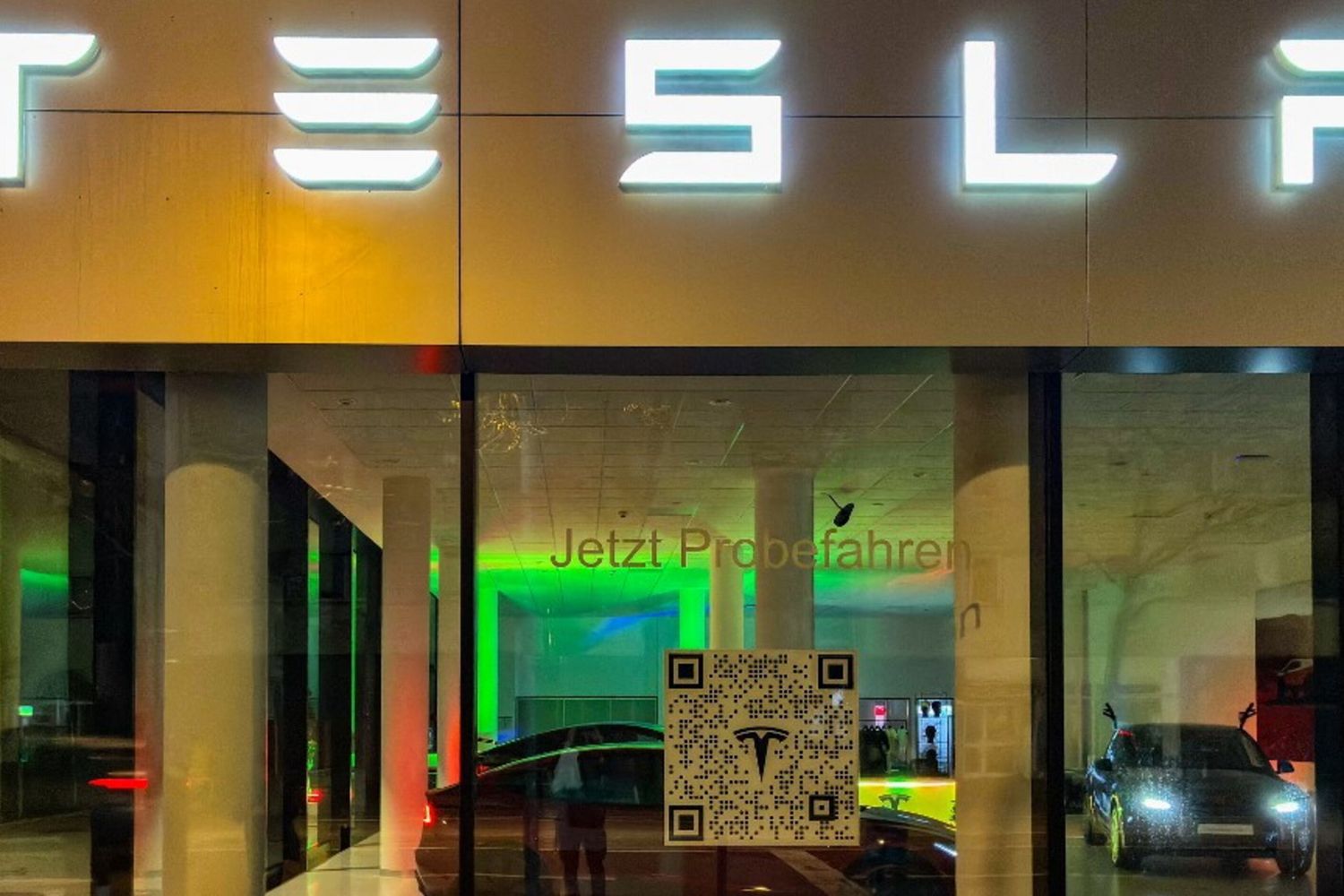 Tesla Roadster al debutto il primo ottobre. Musk rilancia il mito