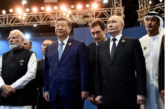 La Russia attacca un treno e un distributore a 2 km dalla Polonia. Zelensky: "Atto deliberato". Modi e Xi si offrono di mediare
