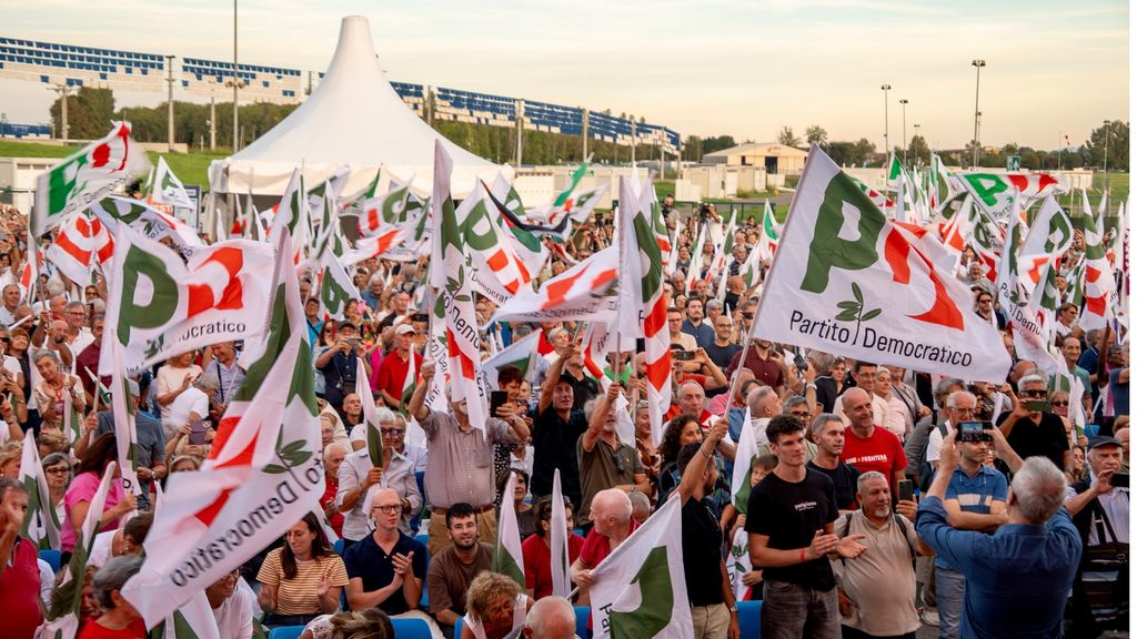 Bandiere del Pd alla Festa dell'Unità