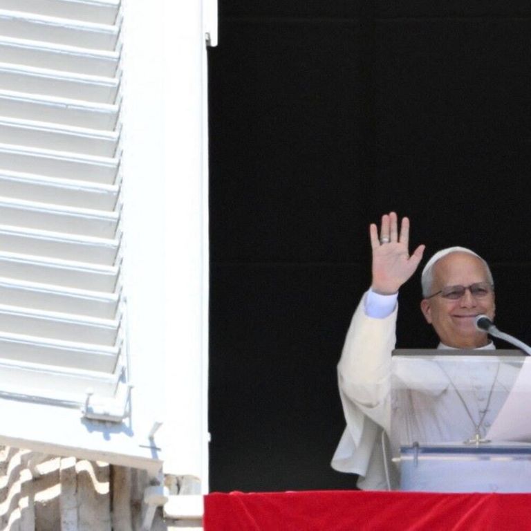 Papa Leone XIV saluta la folla di fedeli dalla finestra del palazzo apostolico che si affaccia su Piazza San Pietro durante la preghiera dell'Angelus domenicale in Vaticano il 13 settembre 2026