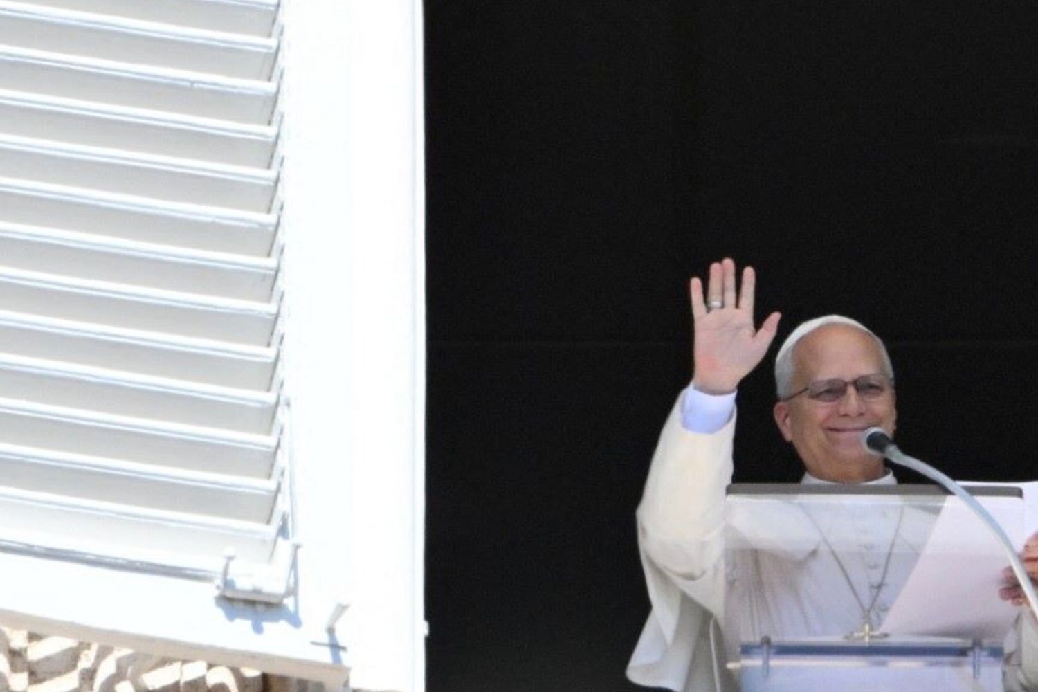Papa Leone XIV saluta la folla di fedeli dalla finestra del palazzo apostolico che si affaccia su Piazza San Pietro durante la preghiera dell'Angelus domenicale in Vaticano il 13 settembre 2026