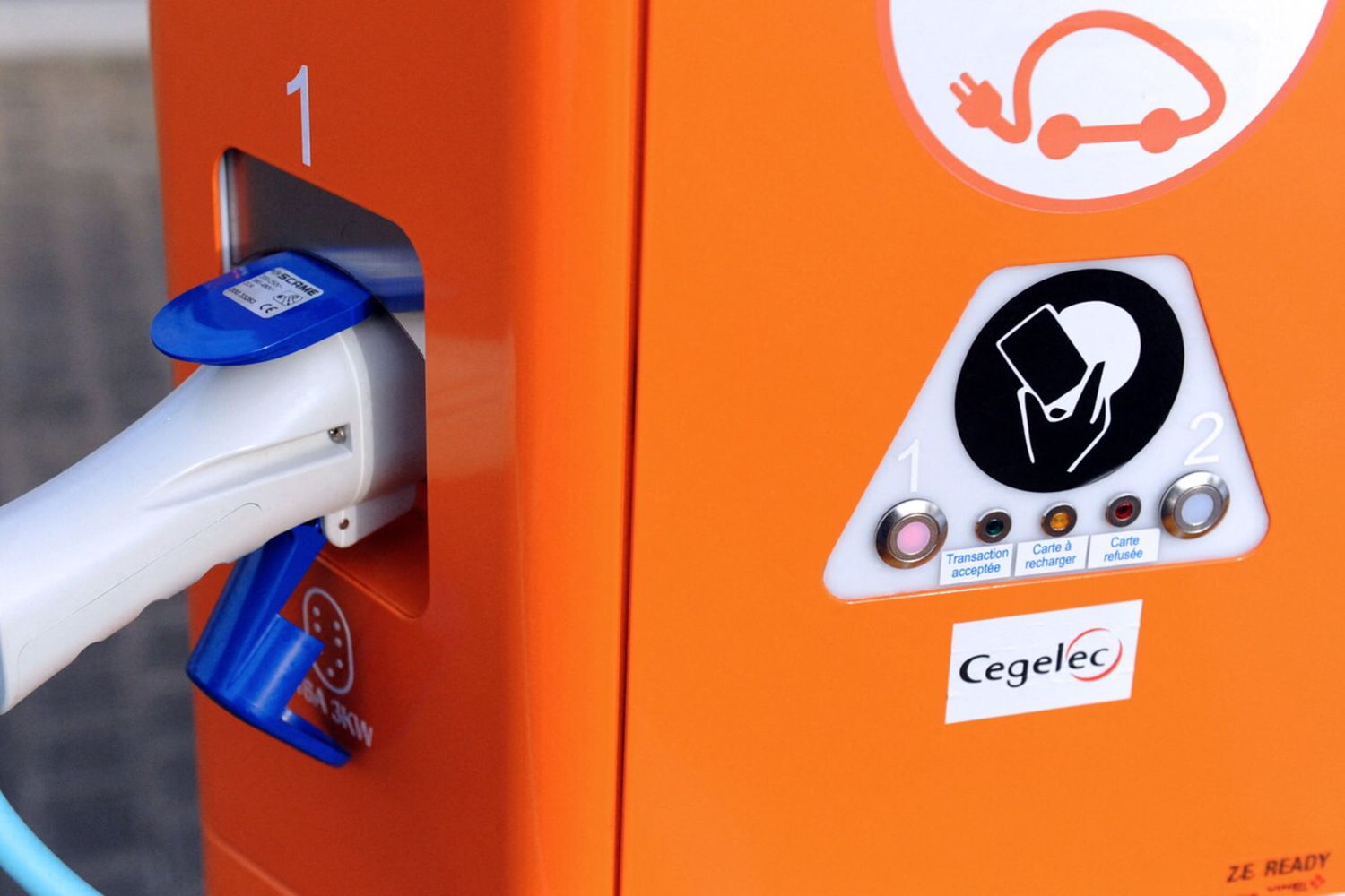 Una colonnina di ricarica per le auto elettriche