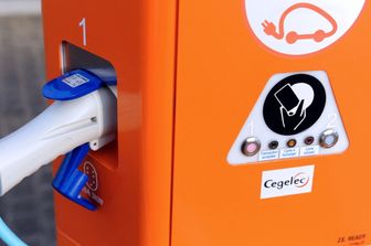 Una colonnina di ricarica per le auto elettriche