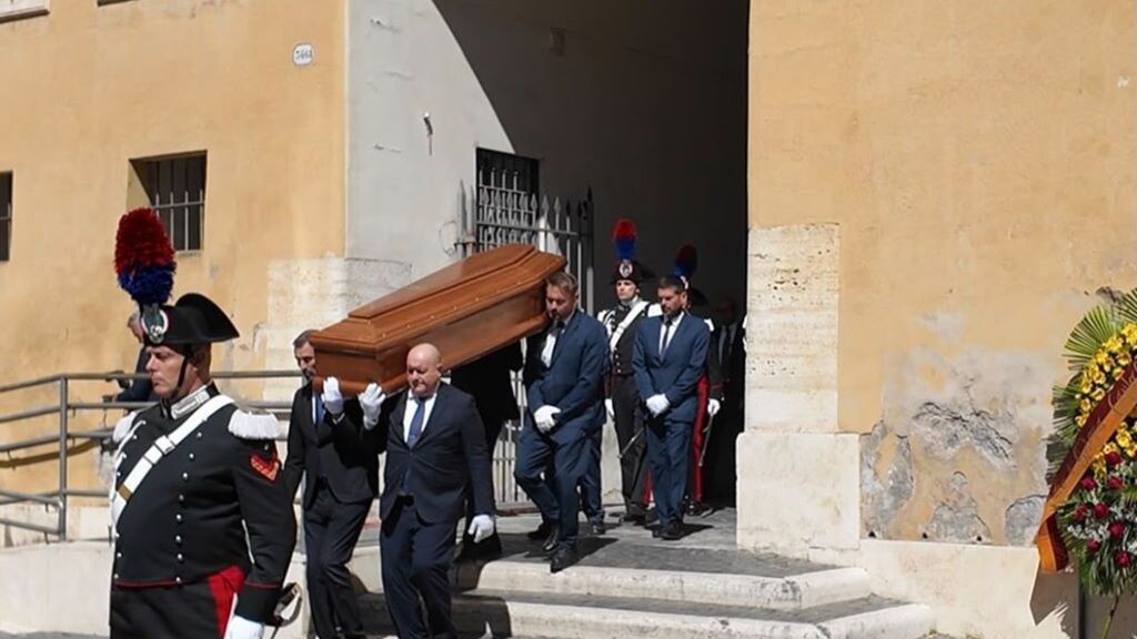 L'uscita del feretro di Emma Bonino dal Campidoglio dopo i funerali di Stato