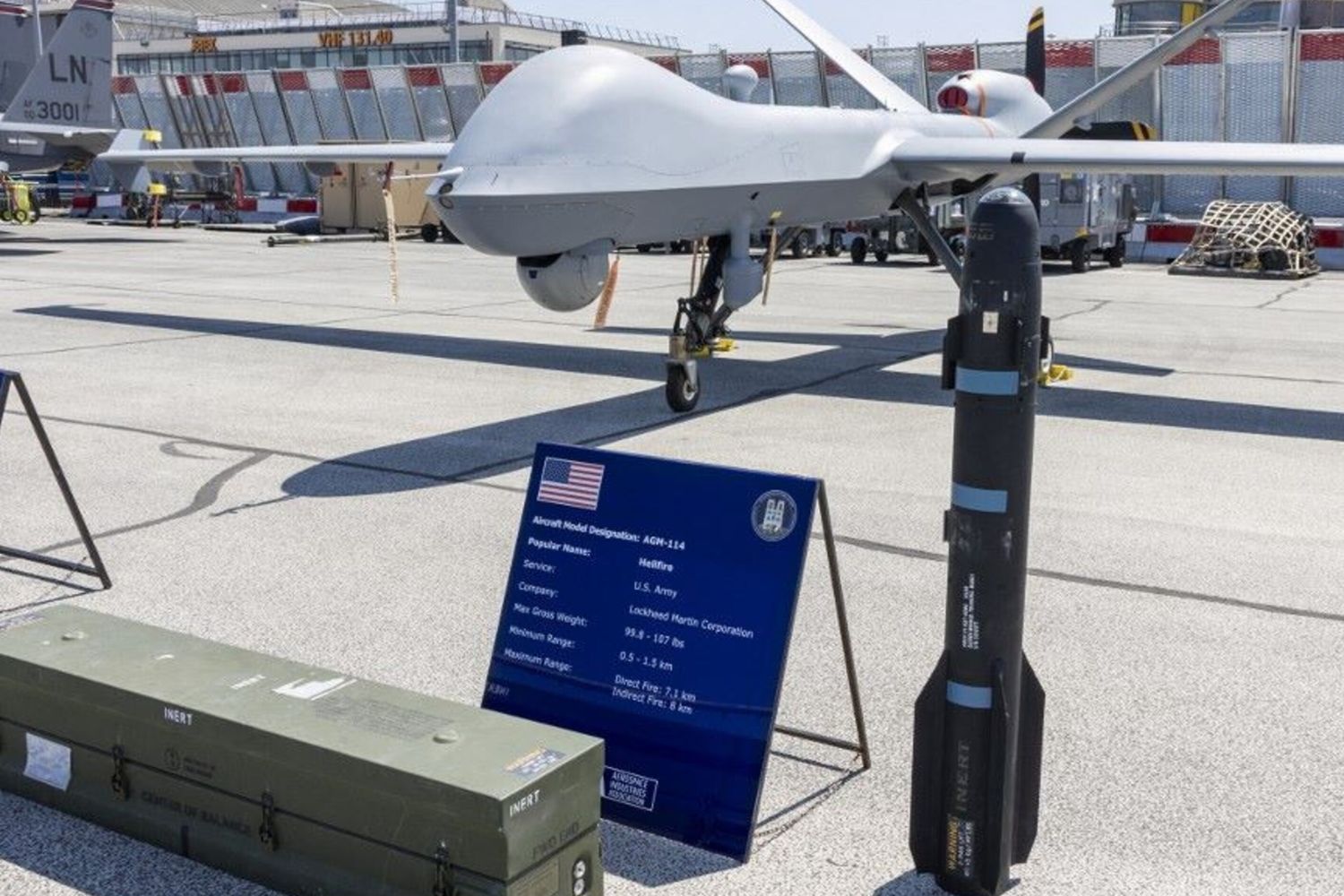 Un missile aria-terra AGM-114 Hellfire è esposto accanto a un drone General Atomics MQ-9 Reaper durante il Salone Internazionale dell'Aeronautica e dello Spazio di Parigi 2025