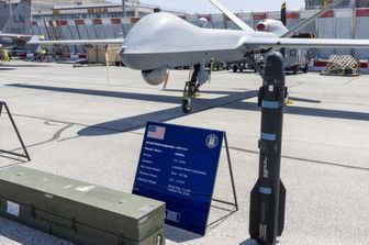 Un missile aria-terra AGM-114 Hellfire è esposto accanto a un drone General Atomics MQ-9 Reaper durante il Salone Internazionale dell'Aeronautica e dello Spazio di Parigi 2025