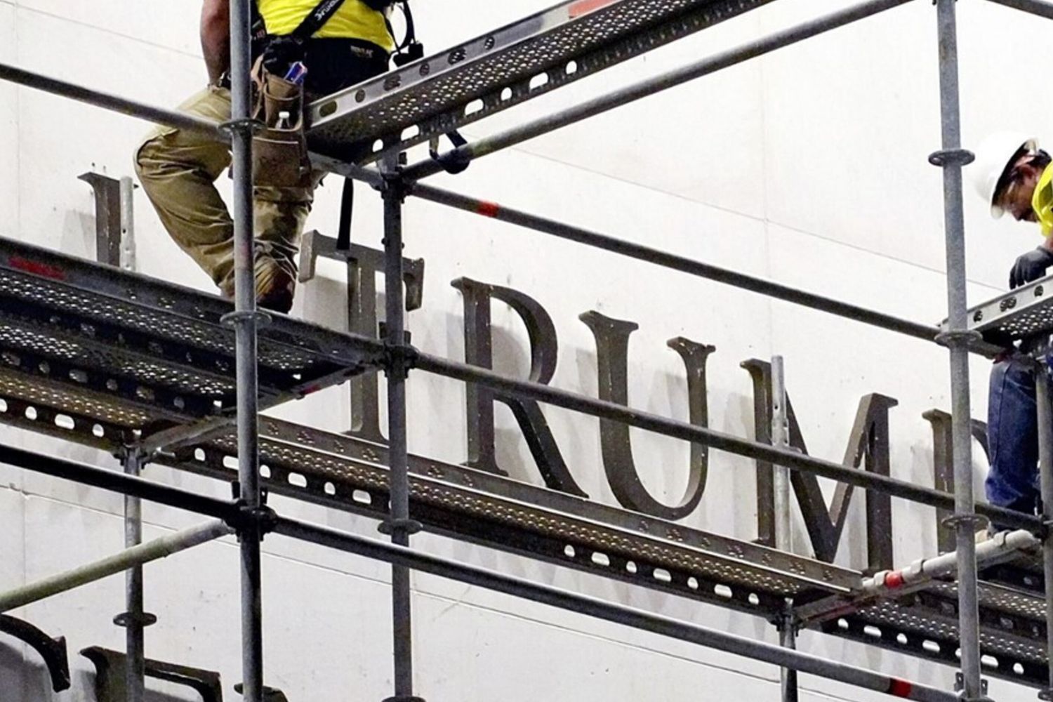 No al nome Trump sul Kennedy Center. E Donald lo chiude